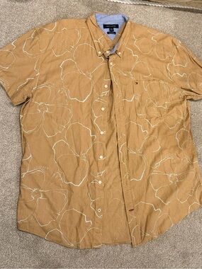 Tommy Hilfiger Men’s Tan Short-Sleeve Floral Button-Down Shirt